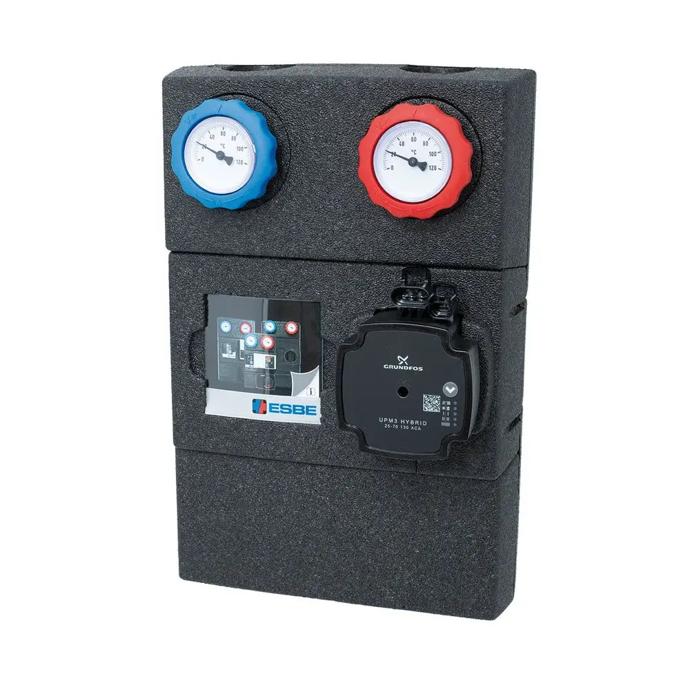 Pumpengruppe mit zwei Druckmessgeräten in blau und rot sowie einer HE-Pumpe von Grundfos. Anbringungshinweise von ESBE sind sichtbar.